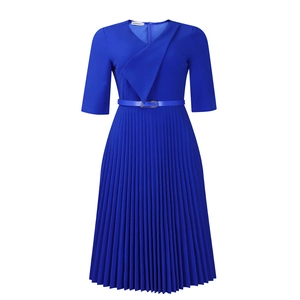 Détail de robe plissée bleu roi avec décolleté en V et ceinture assortie à la taille