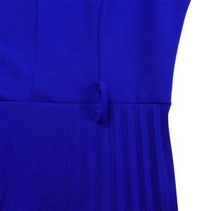 Détail de la taille plissée bleu roi avec passants de ceinture sur une robe d'été