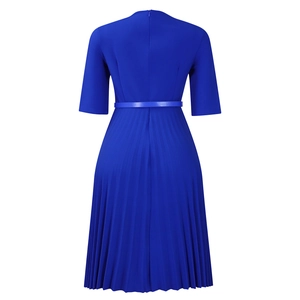 Détail du dos d'une robe plissée bleu roi avec fermeture éclair invisible et ceinture