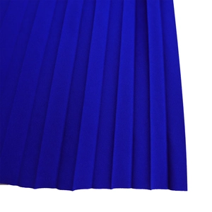 Gros plan détaillé de la texture plissée bleu roi avec finition à grain fin