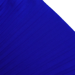 Vue détaillée du tissu plissé bleu roi de qualité supérieure avec texture verticale fine