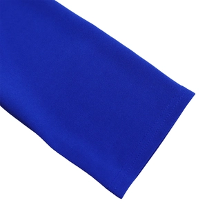Détail de la manche de robe bleu roi avec couture double aiguille et tissu plissé