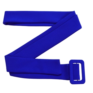 Gros plan sur une ceinture en tissu bleu roi avec boucle carrée gainée assortie