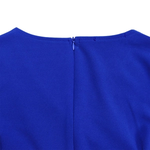 Détail d'une robe bleue à col en V avec fermeture éclair invisible et texture plissée