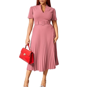 Détails de la robe midi plissée rose avec col en V et ceinture à la taille assortie