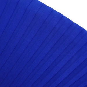 Détail du tissu plissé bleu roi avec texture verticale et haute saturation des couleurs
