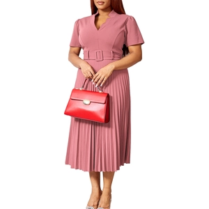 Détail d'une robe plissée à col en V mauve avec une ceinture à boucle et manches courtes
