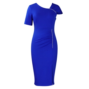 Detail van de koningsblauwe jurk met elegante asymmetrische halslijn en parels op de schouder