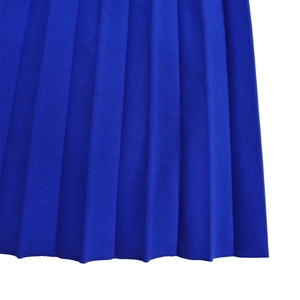 Détail de la texture du tissu plissé bleu roi sur une robe d'été à col en V pour femme