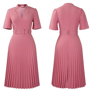 Vue détaillée avant et arrière de la robe rose plissée à col en V avec ceinture à boucle