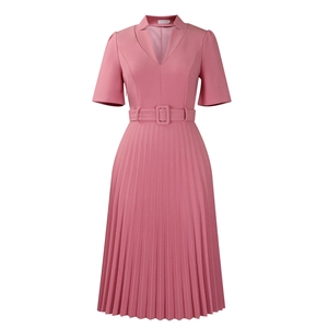 Détail du col en V et de la ceinture de cette robe plissée rose à manches courtes