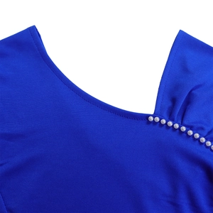 Macro-opname van de blauwe kokerjurk halslijn met elegante witte kralenversieringen