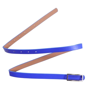 Détail d'une ceinture en similicuir bleu vif avec boucle rectangulaire argentée polie
