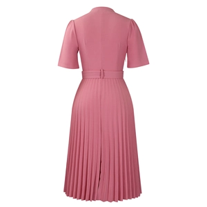 Vue arrière d'une robe mi-longue plissée taille haute rose lotus à manches courtes