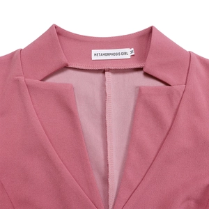Gros plan détaillé du col en V rose plissé avec étiquette de marque interne