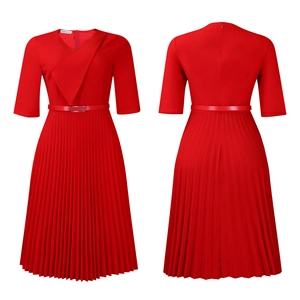 Vue avant et arrière de la robe plissée rouge élégante à col en V avec ceinture fine