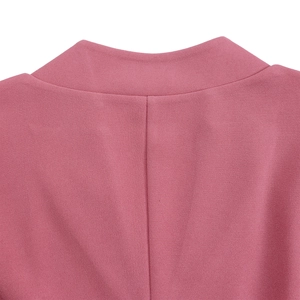 Gros plan d'une robe rose à col en V avec taille plissée et finitions de couture fines