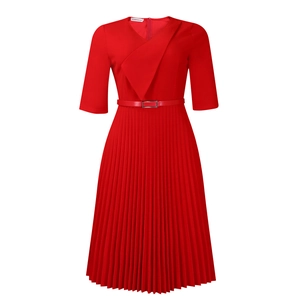 Détail de robe rouge à col en V avec revers asymétriques et jupe plissée à ceinture