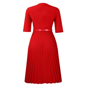Détail de la texture plissée et de la ceinture d'une robe rouge avec col en V