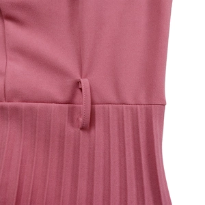 Vue macro des détails du tissu plissé rose avec passant de ceinture et coutures fines
