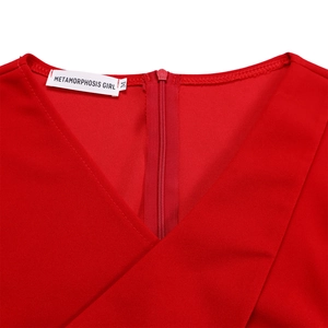 Détail de robe rouge à col en V montrant la texture du tissu et le zip invisible