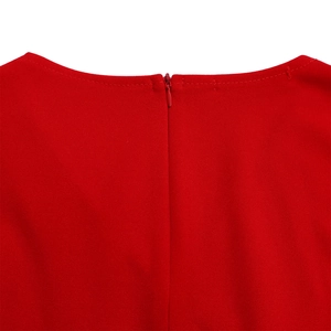 Détail de la robe rouge à col en V avec fermeture éclair invisible et coutures précises