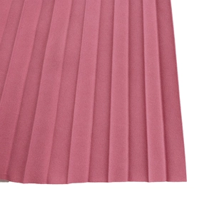 Détail du tissu plissé rose avec des plis accordéon nets et une finition texturée