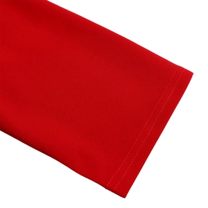 Gros plan sur la manche d'une robe rouge avec des coutures doubles et une texture fluide
