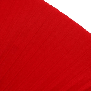 Vue macro d'un tissu en maille côtelée rouge vif avec des motifs à rayures verticales