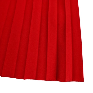 Gros plan sur la texture du tissu plissé rouge d'une robe élégante à col en V