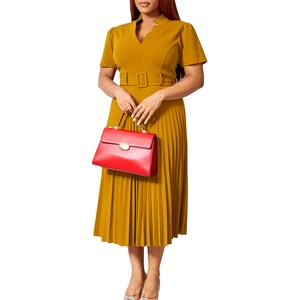 Détail de la robe midi plissée à col en V et manches courtes avec ceinture à boucle carrée