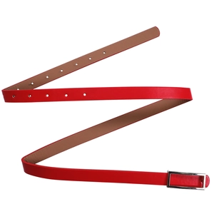 Détail d'une ceinture fine en cuir rouge avec boucle rectangulaire argentée et trous de réglage