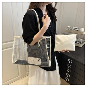 Détail du sac cabas en PVC transparent avec poignées en corde blanche et pochette