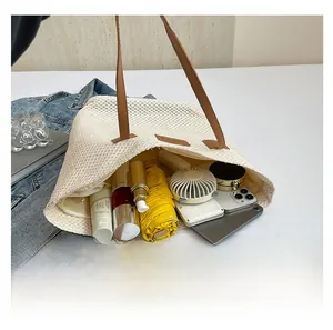 Détail de l'intérieur du sac seau tissé montrant sa grande capacité pour les essentiels