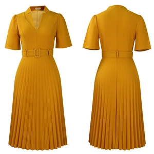 Vues détaillées avant et arrière d'une robe midi plissée jaune moutarde avec ceinture
