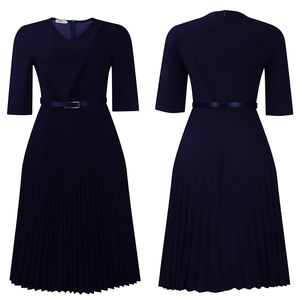 Détails de l'ourlet plissé et de la ceinture à boucle argentée sur cette robe bleue