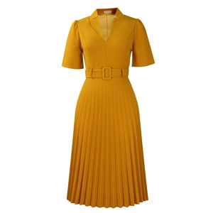 Détail de la jupe plissée et de la ceinture à boucle carrée sur la robe midi col V