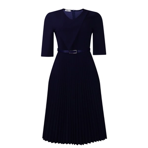 Détail d'une robe plissée bleu foncé avec col en V et fine ceinture assortie à la taille