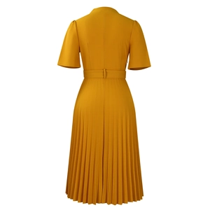 Vue arrière de la robe plissée jaune gingembre avec ceinture et manches courtes