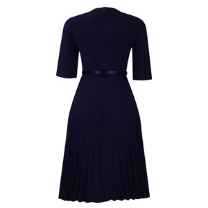 Vue arrière d'une robe plissée bleu marine avec ceinture fine et fermeture éclair
