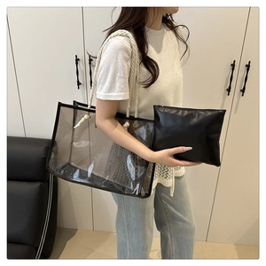 Détail du sac fourre-tout transparent en PVC avec anses en corde et pochette interne