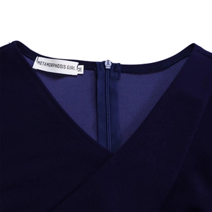 Détail du col en V bleu marine avec fermeture éclair invisible et texture du tissu
