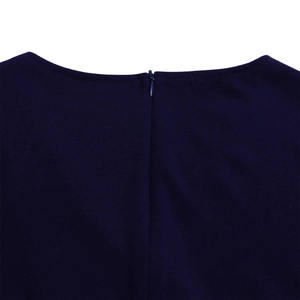 Détail de l'encolure d'une robe bleu marine avec fermeture à glissière invisible