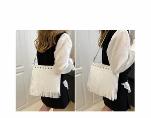 Bolso cubo blanco que muestra múltiples formas de uso como bandolera y al hombro