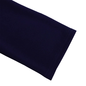 Gros plan détaillé de la robe bleu marine montrant la couture double et la texture
