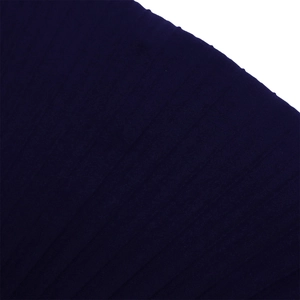 Détail de la texture en maille côtelée bleu foncé montrant des motifs plissés verticaux