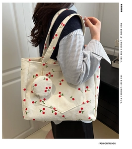 Détail du sac cabas en velours côtelé à motif cerises avec mini porte-monnaie assorti