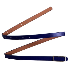 Vue détaillée de la ceinture en similicuir bleu foncé avec boucle rectangulaire argentée