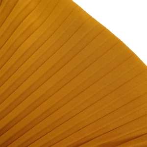 Vue détaillée du tissu plissé jaune gingembre avec des textures plissées élégantes