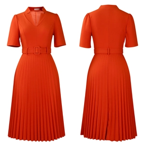 Vues avant et arrière d'une robe plissée orange vif avec col en V et ceinture